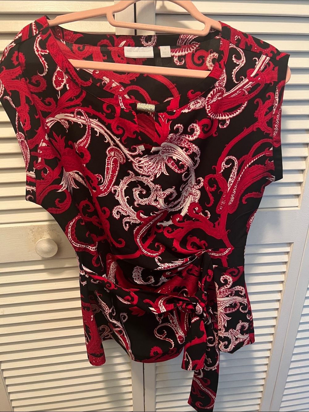 #3232*”19x25” New York & Company Black and Red Paisley Cap-Sleeve Wrap Blouse